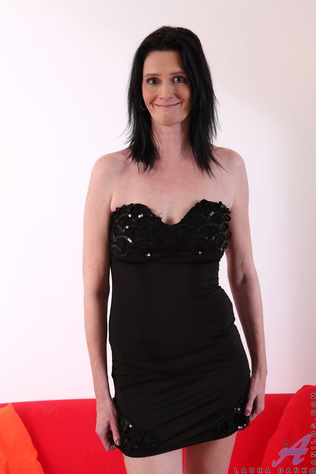 Mature Czech Laura Dark shows her big ass and toys her pussy on the sofa>