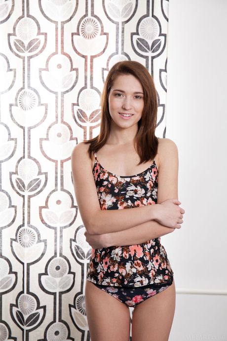 Winsome Teen Mina fjerner undertøyet sitt for å posere naken uten sjenanse
