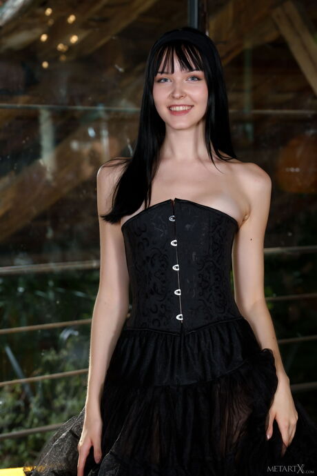 Amelia Riven förföriskt avskaffar sin svarta korsett och presenterar sin sexiga
