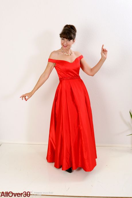 Mature woman Ivana Slew shows her big ass and spreads her pussy