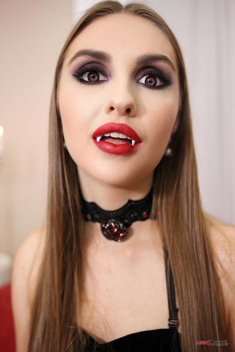 Die sexy ukrainische Lena Reif lässt ihre Muschi von einem geilen Kerl lecken und dick