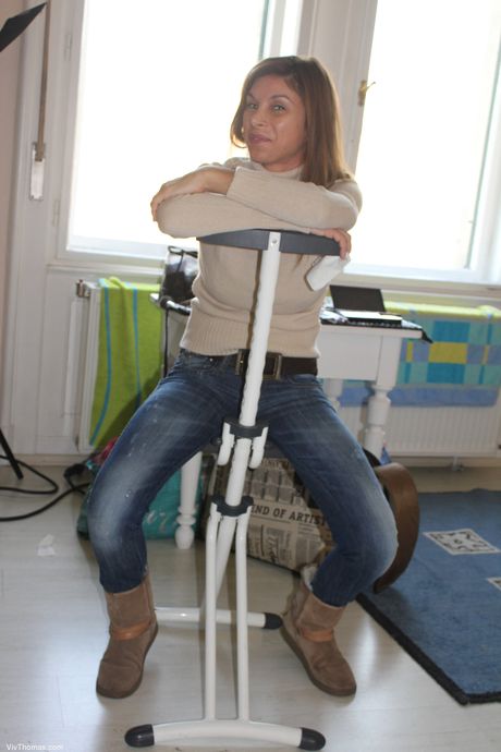 Rubios adolescentes Blue Angel y Antonya A tienen sexo lesbiano en una cama en medias
