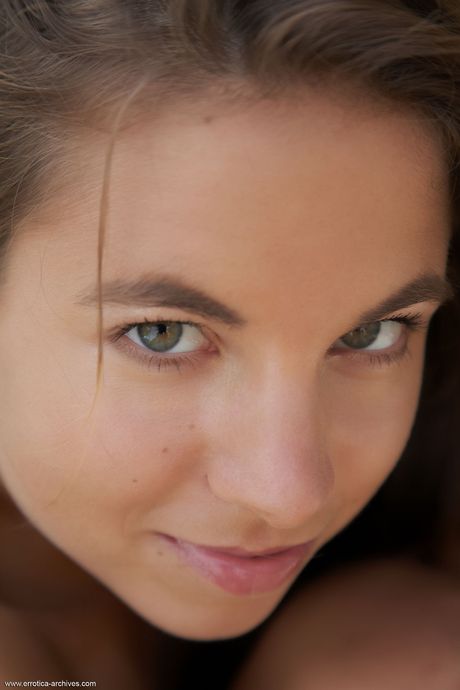 안테아가 수영장 옆에서 섹시한 몸매와 달콤한 보지를 선보입니다.
