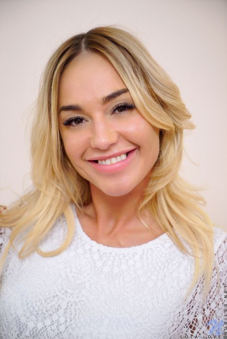 Blond tonåring Lola kärlek tar bort en klänning och bh innan fingret är jävla
