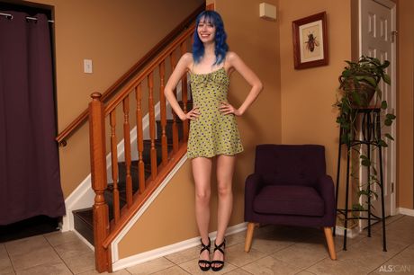 알몸으로 소변을 보는 마른 아마추어 십대 오브리 안셀
