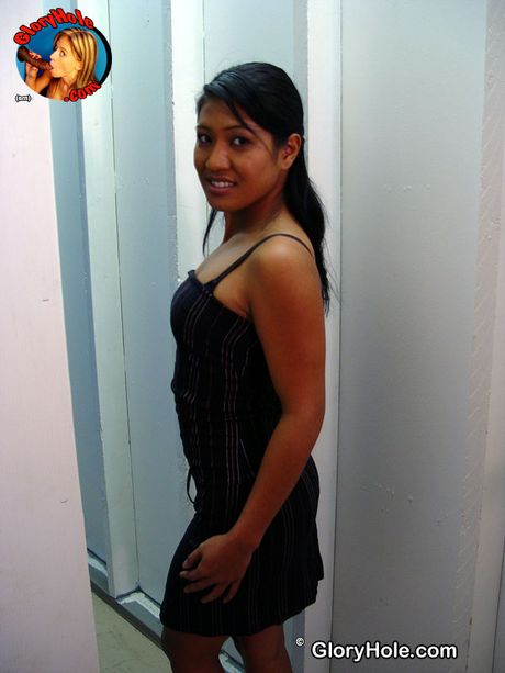 Azjatycka dziewczyna Leila Lei ssie i pieprzy BBC przez chwałę w budce publicznej
