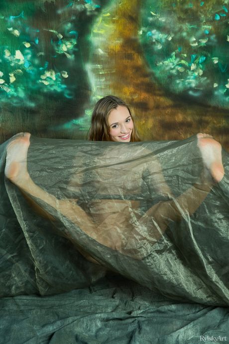 Skinny Teen Steffi viser hendes små bryster og barberet fisse i nøgen
