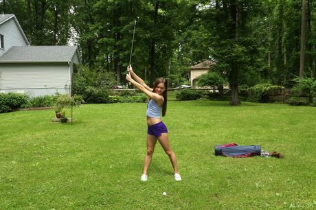 섬세한 십대 소녀 조이 블룸이 바닥에 오줌을 누고 음부를 만지작거립니다.
