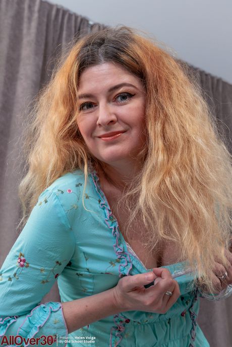 Russian mature Helen Volga shows her big ass & spreads her pussy