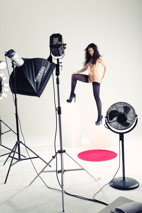 Teen glamour Gracy Taylor si spoglia e posa nelle sue calze nere
