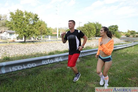 Naughty America: Petite Latina Sofie Reyez får den barberte fitta hennes boret av hennes stedbror