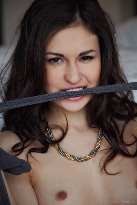 Sexy ucraniano adorável liliano A tiras e poses nuas em uma sessão solo
