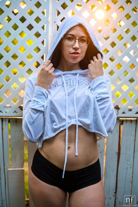 Bello adolescente Alex Coal si masturba nella sua camera da letto mentre indossa un vestito nero
