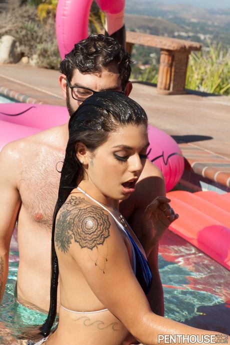 Penthouse Gold: Sød Latina Gina Valentina nyder Dick i mange positurer udendørs og indendørs