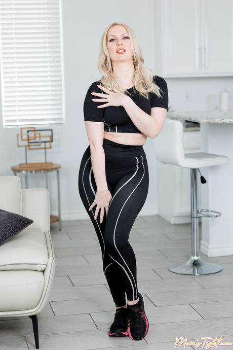 Blonde Milf Sydney Paige fa la sua figa rasata dal suo figliastro
