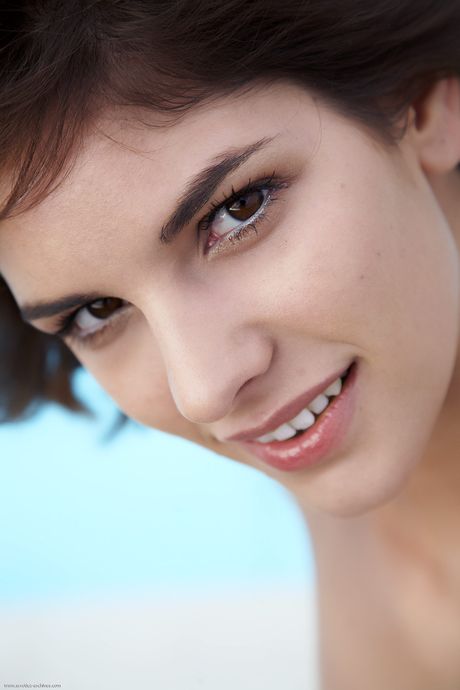 그늘진 파티오에서 멋진 누드 포즈를 취하는 마른 십대 데미
