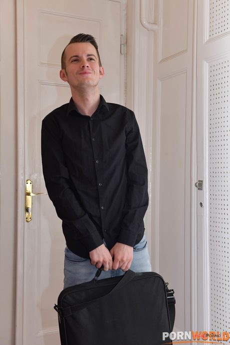 Ebony tetona Valentina Ricci consigue su coño lamido y follado por su hijastro
