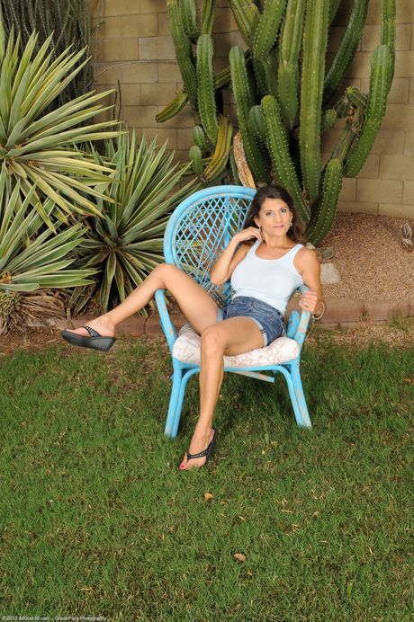 业余 MILF Tori Baker 在后院展示她的大奶子和毛茸茸的阴户
