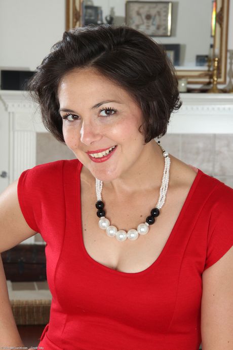 Sexy MILF Carlita Johnson shows off her big ass and spreads her pussy