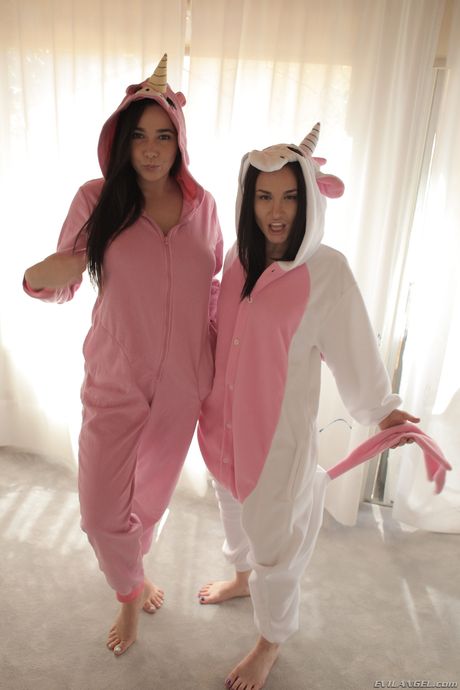 Evil Angel: Lesbian pornstars Gabriella Paltrova & Karlee Grey licking each others feet