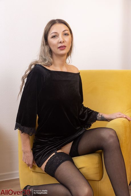 Amateur woman Stefa shows her pussy in black stockings and high heels