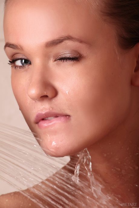 Dunne tiener Anastasia Petrova verwijdert haar bikini en poseert naakt onder de douche
