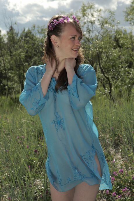 Brunette Teen Vega blir naken på en yacht og poserer i solen
