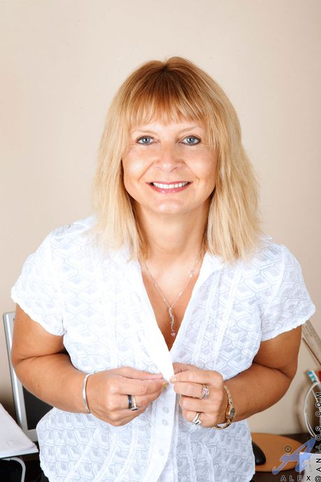 Anilos: Blond Milf Alex pokazuje swoje duże cycki i masturbaty w swoim biurze