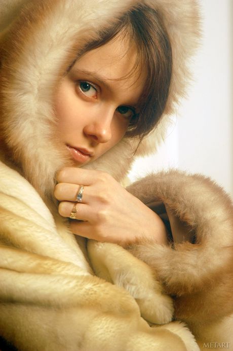 La dame ukrainienne Anna S démonte ses gros seins et sa chatte velue
