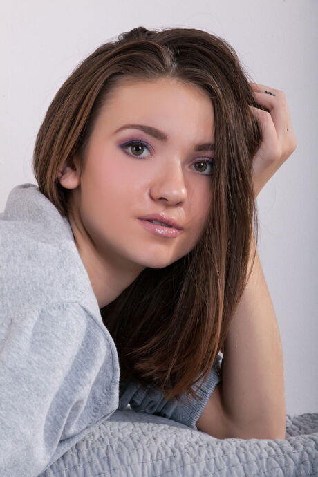 Svelte teen eliav fjerner kjolen sin og demonstrerer sin store klit
