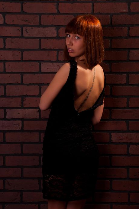 The Life Erotic: 红发纹身美女佩特拉穿着高跟鞋赤身裸体