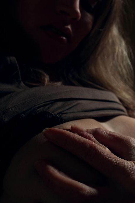 The Life Erotic: الشقراء في سن المراهقة كارين ح تذهب عارية قبل إصبع بوسها على السرير