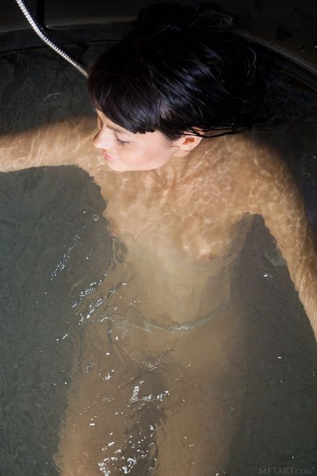 Met Art: Smal tonåring shereen a blir naken frestande