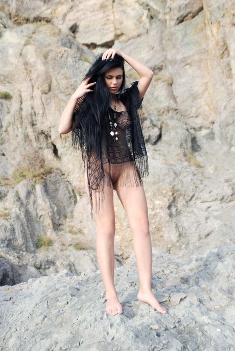 精致的少女 Mirela A 摆出裸体姿势，展示她的小乳房和火辣的阴部
