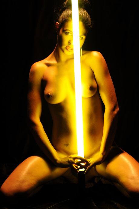 Magnifique adolescente Lovina a montre ses gros seins et pose nue dans un solo
