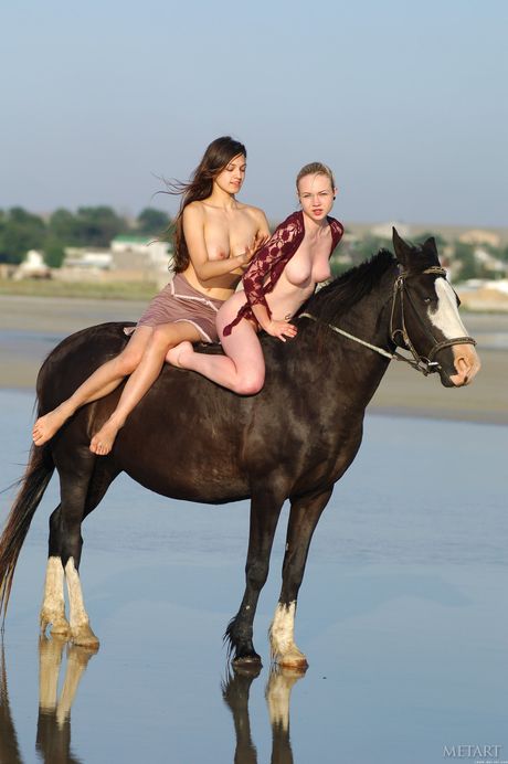 ウクライナのレズビアン、ソフィA＆ベラBがスタジオでキス＆ヌードポーズ
