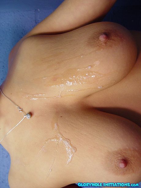 Blond skønhed Mia Bangg bliver nøgen og suger en pik gennem et gloryhole
