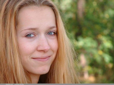 Svelte teen Vera shows her small tits and poses naked in a solo