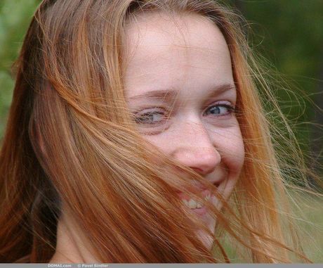 Teen vera esbelta mostra seus peitos pequenos e posa nua em um solo
