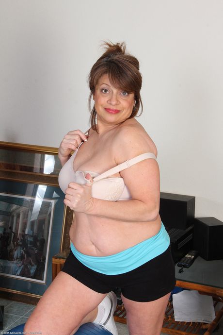 Chubby MILF Penney Beavers strips naked & spreads her pussy during a workout