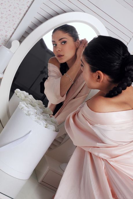 Callista adolescente parfaite B dévoile ses gros seins et pose nue
