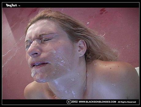 Petite Blonde Amber Williams es ganado por hombres negros en una habitación de hotel
