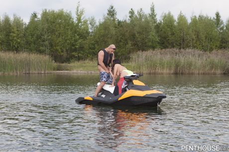 La sexy pornostar francese Anissa Kate ottiene le sue grandi tette e la figa scopata all