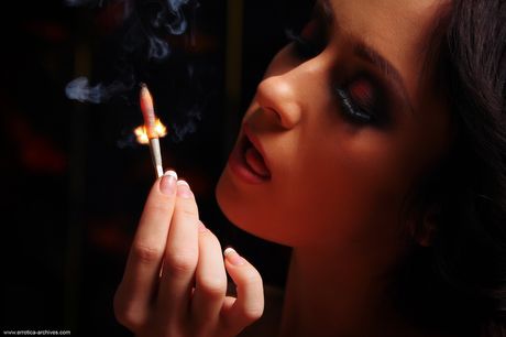 A noite de garota russa nua exibe seu lindo corpo em frente a uma lareira
