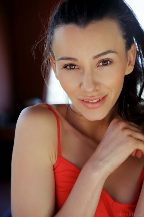 愛らしいウクライナ人モデル、アデル・モレルが裸になって裏庭でポーズをとる。
