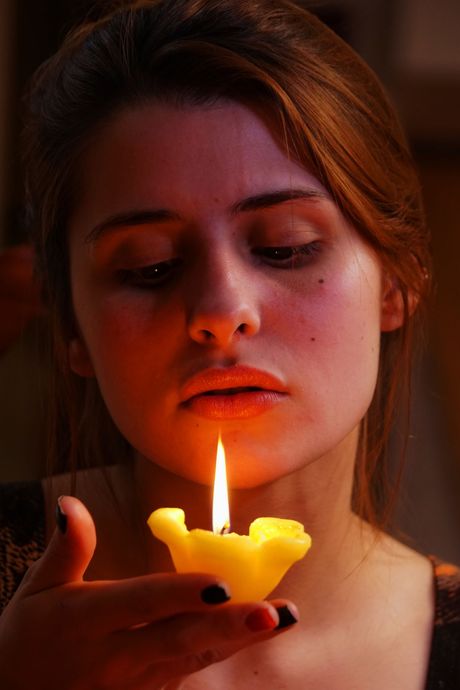 拉丁裔少女克拉拉-D（Clara D）脱去裙子和靴子，全裸上阵
