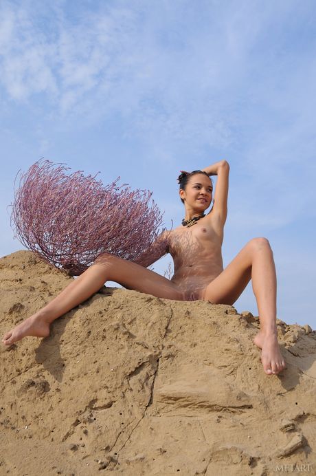 Ralina adolescente fina A exibe sua bunda quente e peitos pequenos enquanto nua ao ar livre
