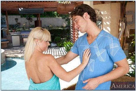 마른 금발의 켈리 서퍼는 침대에서 여자 친구 오빠와 섹스를합니다.
