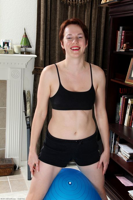 Short-haired woman Hentai Tatsuka removes her workout gear to pose naked