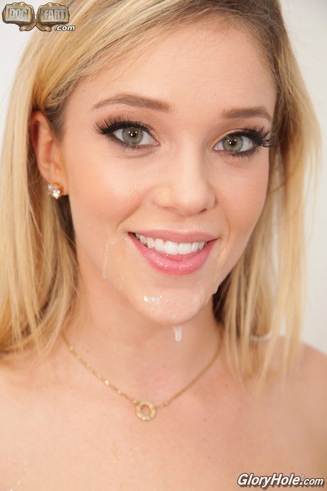 Petite Blonde Kali Roses suger og knuller to BBC -er ved et gloryhole
